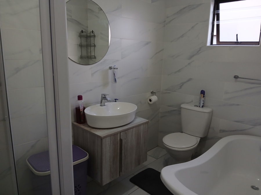 3 Bedroom Property for Sale in Cove Rock Eastern Cape